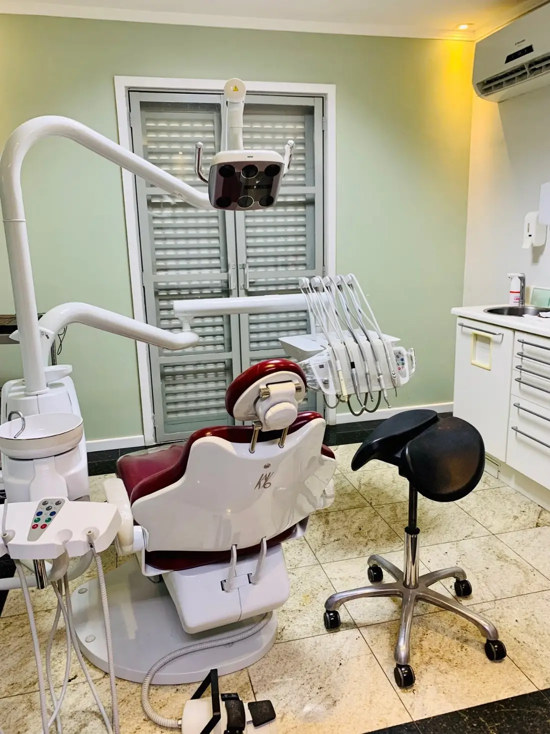 Sala de atendimento da Riccodonto, com cadeira odontológica e equipamento clínico.